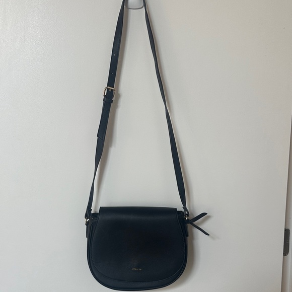 Angela Roi Classic Black Crossbody Bag - Picture 1 of 6